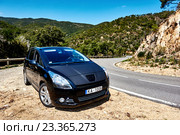 Автомобиль Peugeot 5008 остановился на горной дороге в Испании. Тосса де Мар, Испания (2016 год). Редакционное фото, фотограф Alexander Tihonovs / Фотобанк Лори