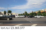 Движение на Боровицкой площади, вид на Кремль, Москва, Россия (2016 год). Редакционное видео, видеограф Владимир Журавлев / Фотобанк Лори