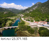 Вид на город Риека Црноевича в горах, Черногория (2016 год). Стоковое фото, фотограф Кекяляйнен Андрей / Фотобанк Лори