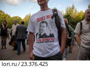 Мужчина в футболке с изображением портрета премьер-министра Дмитрия Медведева на оппозиционном митинге в парке Сокольники города Москвы, Россия (2016 год). Редакционное фото, фотограф Николай Винокуров / Фотобанк Лори