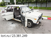 Разбитый белый автомобиль ВАЗ-2106 (2016 год). Редакционное фото, фотограф EugeneSergeev / Фотобанк Лори