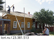Дом по улице Малая Посадская, город Кашира. Рабочие меняют крышу (2016 год). Редакционное фото, фотограф Дмитрий Неумоин / Фотобанк Лори