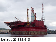 Нефтяная платформа "Приразломная" в Кольском заливе (2011 год). Редакционное фото, фотограф Константин Кандыба / Фотобанк Лори