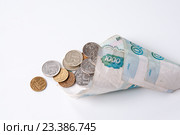 Монеты видны из купюр в тысячу рублей, сложенные кульком. Стоковое фото, фотограф Катерина Белякина / Фотобанк Лори