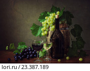 Натюрморт с виноградом и вином. Стоковое фото, фотограф Ирина Приходько / Фотобанк Лори