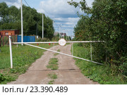 Шлагбаум на въезде в деревню. Стоковое фото, фотограф Колодчук Александра / Фотобанк Лори