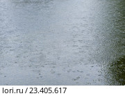 Круги на воде во время ливня. Стоковое фото, фотограф E. O. / Фотобанк Лори