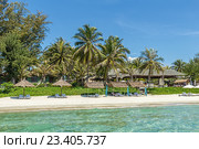 Песчаный пляж отеля DocLet Beach Resort на берегу Южно-Китайского моря. Вьетнам (2016 год). Стоковое фото, фотограф Владимир Сергеев / Фотобанк Лори