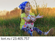 Маленькая девочка подставила ладошки солнцу. Стоковое фото, фотограф Юрий Шурчков / Фотобанк Лори