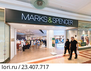 Marks and Spencer store in Suria KLCC, Kuala Lumpur (2016 год). Редакционное фото, фотограф Александр Подшивалов / Фотобанк Лори