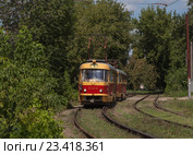 Орёл. Трамвай Tatra T3SU № 009.  Маршрут № 1 движется по Привокзальной улице в районе железнодорожного вокзала и Иверского храма. Стоковое фото, фотограф Алексей Шаповалов (Стерх) / Фотобанк Лори