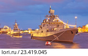 Военный корабль на параде в день ВМФ. Санкт-Петербург 2016. Сторожевой корабль «Адмирал Эссен» проекта 11356 ВМС России. Редакционное фото, фотограф Литвяк Игорь / Фотобанк Лори