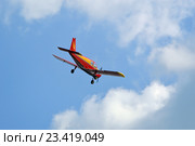 Легкомоторный цельнометаллический четырёхместный самолёт PIPER PA-28-140 Cherokee на фоне облачного неба (2016 год). Редакционное фото, фотограф Александр Замараев / Фотобанк Лори