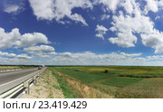Дорога вдоль полей Краснодарского края. Стоковое фото, фотограф Наталья Гармашева / Фотобанк Лори