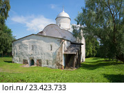 Вид на средневековую церковь Климента, папы Римского на Иворовой улице (1153 года) солнечным июльским днем. Великий Новгород, Россия (2016 год). Стоковое фото, фотограф Виктор Карасев / Фотобанк Лори