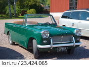 Ретроавтомобиль Triumph Herald 1200 Convertible на улице города Ловиса. Финляндия (2016 год). Редакционное фото, фотограф Виктор Карасев / Фотобанк Лори