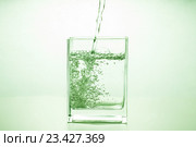Вода льющаяся в большой стеклянный бокал. Стоковое фото, фотограф Сергей Ефимов / Фотобанк Лори