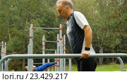 Человек делает отжимания на параллельных брусьях (2016 год). Редакционное видео, видеограф Игорь Усачев / Фотобанк Лори