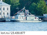 Санкт-Петербург, спасательный многофункциональный катер СМК-2098 пришвартован у Английской набережной перед празднованием Дня ВМФ России (2016 год). Редакционное фото, фотограф Сергей Дубров / Фотобанк Лори