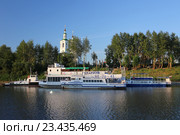 Вознесенско-Георгиевская церковь и прогулочные катера у причала на реке Тура, Тюмень (2016 год). Редакционное фото, фотограф Алексей Гусев / Фотобанк Лори
