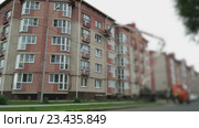 Строитель обрабатывает строительные швы  пеной. Стоковое видео, видеограф worker / Фотобанк Лори