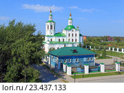 Вознесенско-Георгиевская церковь. Вид с моста Влюбленных летним солнечным днем. Город Тюмень (2016 год). Стоковое фото, фотограф Григорий Писоцкий / Фотобанк Лори