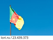 Флаг Республики Камерун на фоне безоблачного неба. Стоковое фото, фотограф E. O. / Фотобанк Лори