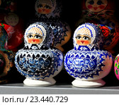 Матрешки. Продажа сувениров. Стоковое фото, фотограф Владимир Приземлин / Фотобанк Лори