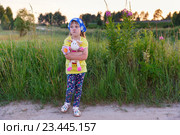 Девочка задумалась закусила губу. Стоковое фото, фотограф Юрий Шурчков / Фотобанк Лори