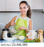 woman preparing chicken pate. Стоковое фото, фотограф Яков Филимонов / Фотобанк Лори