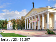 Православная часовни и драматический театр имени Щепкина на Соборной площади в городе Белгороде (2016 год). Редакционное фото, фотограф Parmenov Pavel / Фотобанк Лори