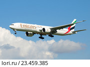 Самолет Boeing 777-300 (A6-EGU ) компании Emirates Airline выходит из облачного неба (2016 год). Редакционное фото, фотограф Виктор Карасев / Фотобанк Лори