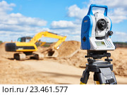 surveyor equipment theodolie at construction site with excavator. Стоковое фото, фотограф Дмитрий Калиновский / Фотобанк Лори