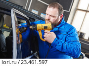 car tinting. Automobile mechanic technician applying foil. Стоковое фото, фотограф Дмитрий Калиновский / Фотобанк Лори