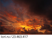 Зловещий закат, солнце едва пробивается сквозь тучи. Стоковое фото, фотограф Александр Романов / Фотобанк Лори