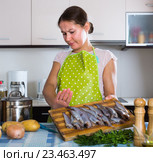 Housewife wincing of fish smell. Стоковое фото, фотограф Яков Филимонов / Фотобанк Лори