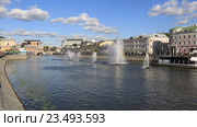 Москва, водоотводной канал. Вид на фонтаны и Кадашевскую набережную (2016 год). Стоковое видео, видеограф Яна Королёва / Фотобанк Лори