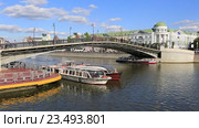 Москва, водоотводной канал. Вид с Болотной набережной на Лужков мост и катера у причала (2016 год). Редакционное видео, видеограф Яна Королёва / Фотобанк Лори