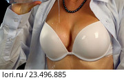 Girl in business suit unbuttoned her blouse. Стоковое видео, видеограф Gennadiy Poznyakov / Фотобанк Лори