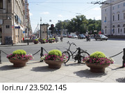 Санкт-Петербург, Невский проспект в районе Садовой улицы, оставленный велосипед у клумб (2016 год). Редакционное фото, фотограф Дмитрий Неумоин / Фотобанк Лори