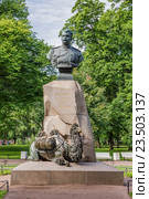 Памятник Н.М. Пржевальскому в Александровском саду. Санкт-Петербург (2016 год). Редакционное фото, фотограф Галина Ермолаева / Фотобанк Лори