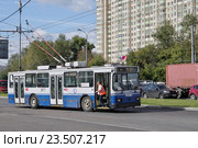 Москва. Троллейбус остановился из-за соскочившей штанги (штанговый токоприемник) (2016 год). Редакционное фото, фотограф Илюхина Наталья / Фотобанк Лори