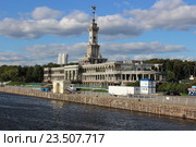 Вид с воды Химкинского водохранилища на северный речной вокзал в Москве и звезду на шпиле на фоне голубого неба с облаками (2016 год). Стоковое фото, фотограф Илья Илмарин / Фотобанк Лори