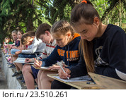 Группа учеников художественной школы рисует на природе (2016 год). Редакционное фото, фотограф Вячеслав Палес / Фотобанк Лори
