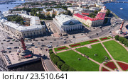 Здание Биржи на Стрелке Васильевского острова и Биржевой сквер с Ростральными колоннами, Санкт-Петербург (2016 год). Редакционное фото, фотограф Кекяляйнен Андрей / Фотобанк Лори