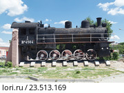 Памятник "Старый паровоз ЮП 4504" на площади Возрождения. Таганрог (2016 год). Редакционное фото, фотограф Владимир Арсентьев / Фотобанк Лори