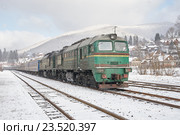 Локомотив тянет пассажирский поезд. Стоковое фото, фотограф Вдовиченко Денис / Фотобанк Лори