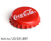 Красная крышка с надписью Coca-Cola на белом фоне (2016 год). Редакционное фото, фотограф Александр Лычагин / Фотобанк Лори