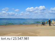 Волга, рыбак и тетраподы на водохранилище. Стоковое фото, фотограф Staryh Luiba / Фотобанк Лори