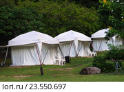 Палатки для проживания гостей кемпинга Khao Kheaw es-ta-te Camping Resort в Таиланде на территории зоопарка Кхао Кхео Опен Зоо (2016 год). Стоковое фото, фотограф Natalia Sidorova / Фотобанк Лори